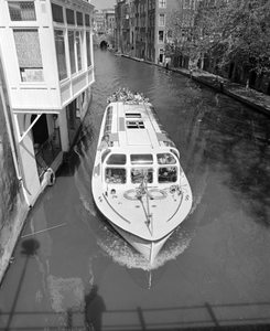 882457 Afbeelding van de rondvaart over de Oudegracht, vanaf de Gaardbrug te Utrecht, tijdens het bezoek van de ...